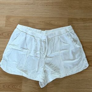 Universal Thread Women's White Shorts
